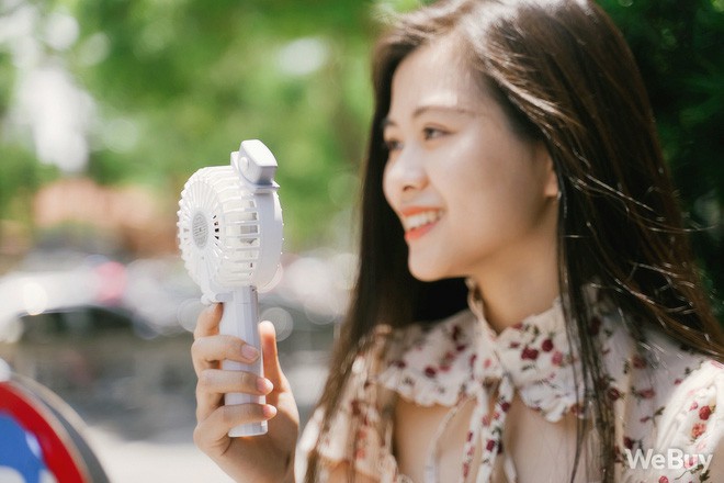 Máy phun sương cỡ lớn thì mát thật rồi, nhưng khi kết hợp với chiếc quạt cầm tay bé xíu thì ra sao?