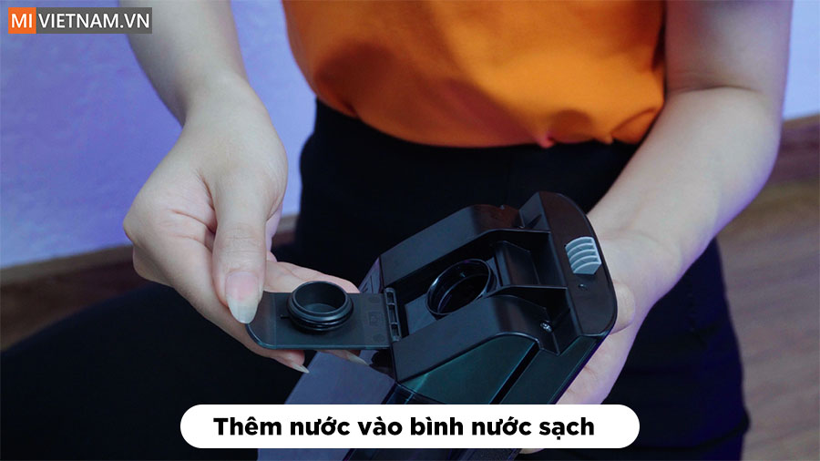 Th&ecirc;m nước v&agrave;o b&igrave;nh nước sạch