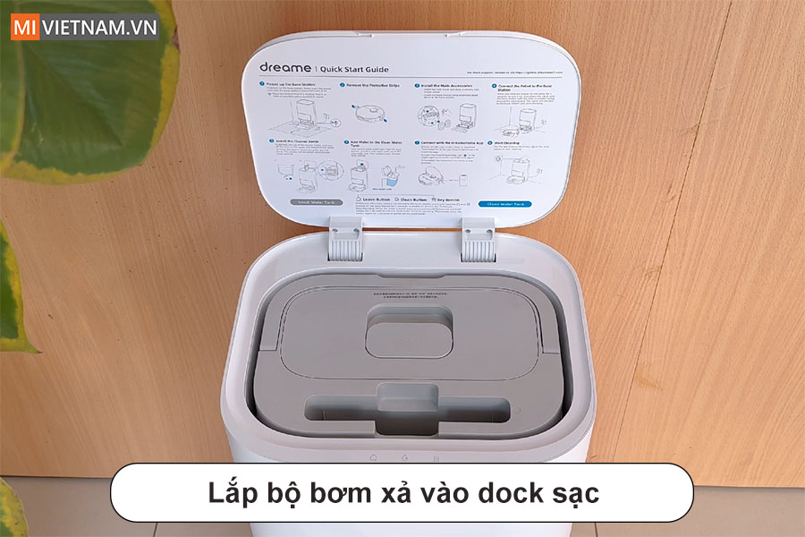 Hướng dẫn lắp đặt bộ bơm xả tự động cho Dreame L10s Ultra SE 2 Đặt bộ bơm xả L10s Ultra SE vào trong dock sạc