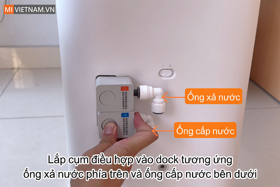 Hướng dẫn lắp đặt bộ bơm xả tự động cho Dreame L10s Ultra SE 4 Lắp cụm điều hợp vào dock