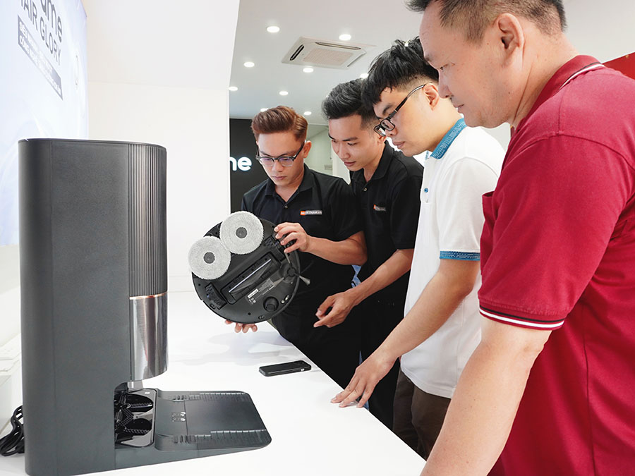 Kh&aacute;ch h&agrave;ng trải nghiệm sản phẩm