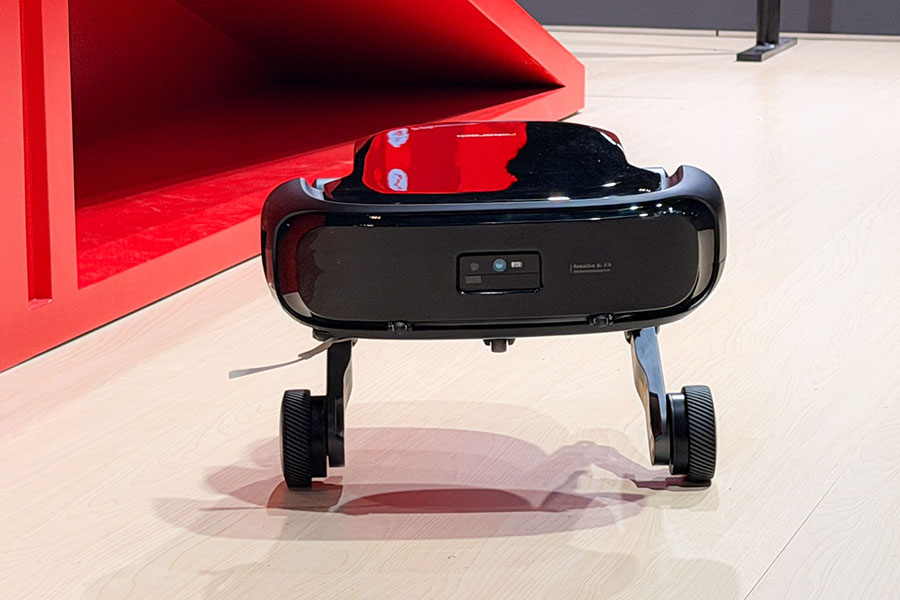 Roborock Saros Rover với thiết kế ch&acirc;n b&aacute;nh xe