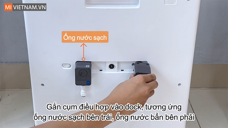 Gắn cụm điều hợp v&agrave;o dock
