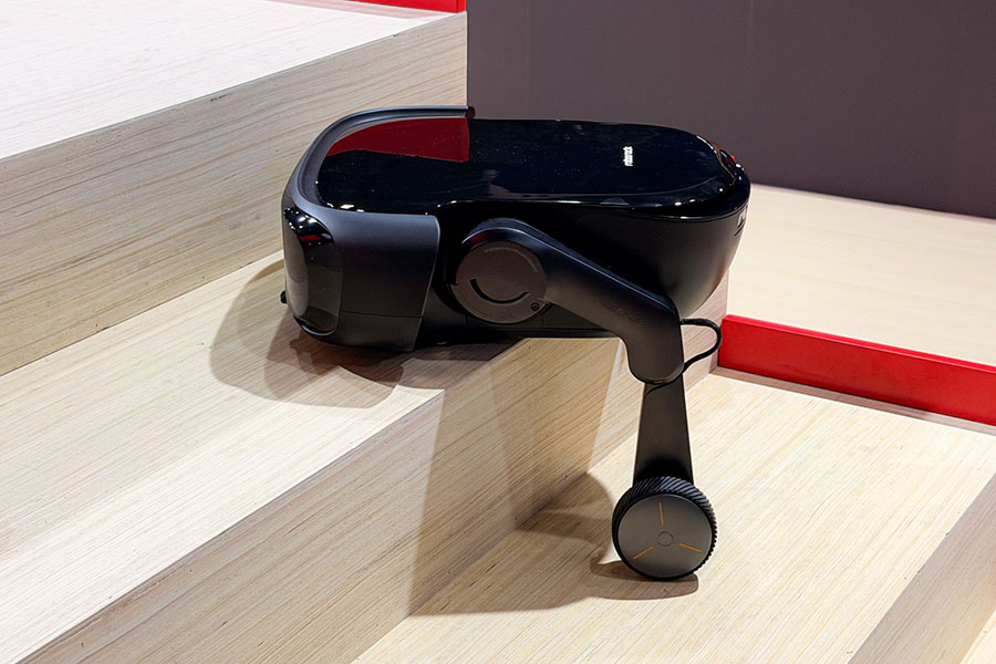 Roborock Saros Rover với thiết kế ch&acirc;n b&aacute;nh xe