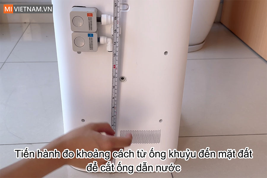 Hướng dẫn lắp đặt bộ bơm xả tự động cho Dreame L10s Ultra SE 5 Đo khoảng cách từ ống khuỷu đến mặt đất