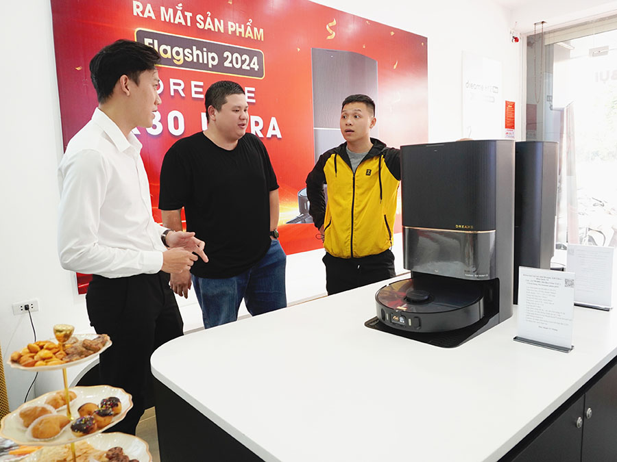 Kh&aacute;ch h&agrave;ng thảo luận về sản phẩm mới