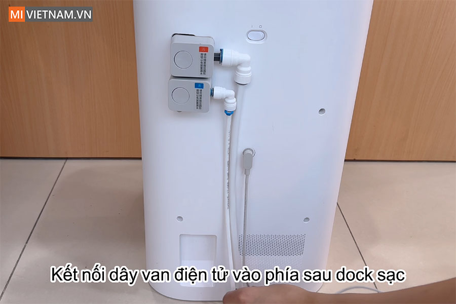 Hướng dẫn lắp đặt bộ bơm xả tự động cho Dreame L10s Ultra SE 8 Kết nối dây van điện tử vào sau dock sạc