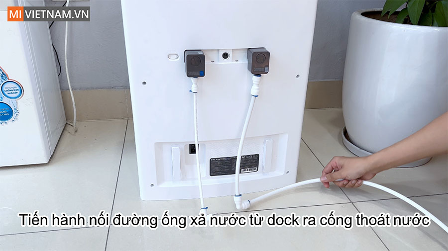Nối đường ống xả nước từ dock ra cống tho&aacute;t nước